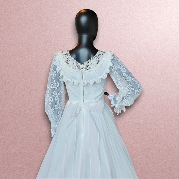 Vintage Floral Lace Long Sleeve Wedding Gown - Picture 7 of 16